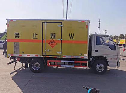 通江爆破器材运输车工人安全操作规范与智能技术保障